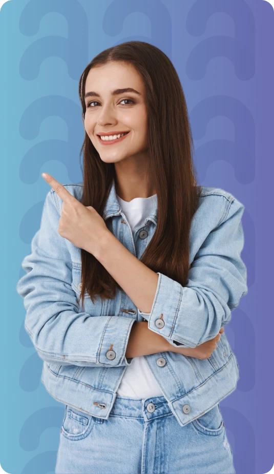 Chica apuntando hacia la izquierda